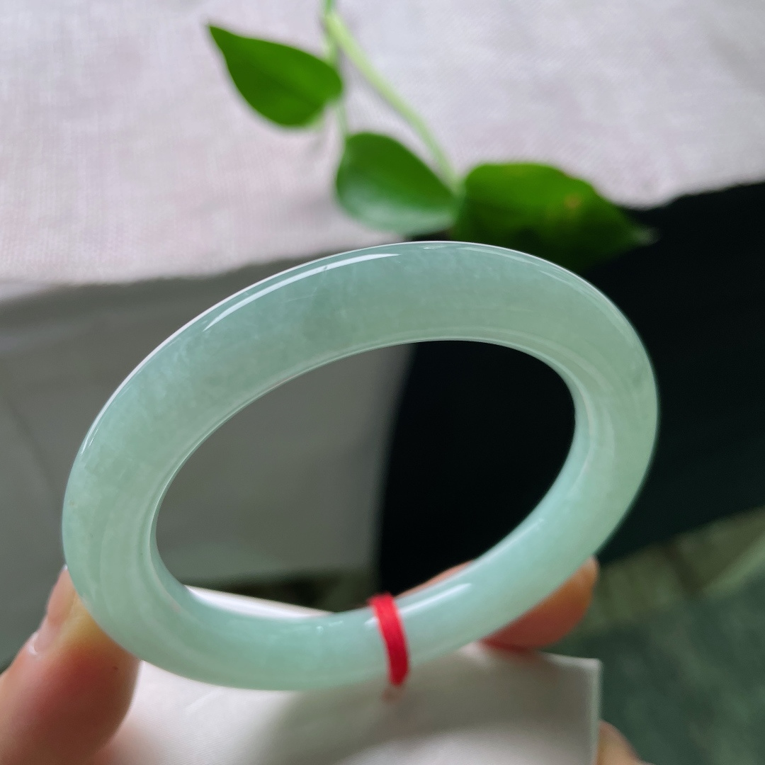 55.8/10，蓝底圆条，水润细腻，满色匀称，佩戴温柔显气质，晶体，无裂