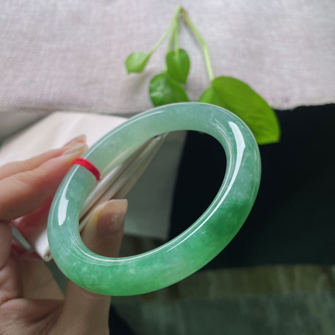 60/10.7，绿底圆条，大圈口，不骄不躁，刚刚好，腕间一抹浓春，胜过人间无数。无裂，ss59822a