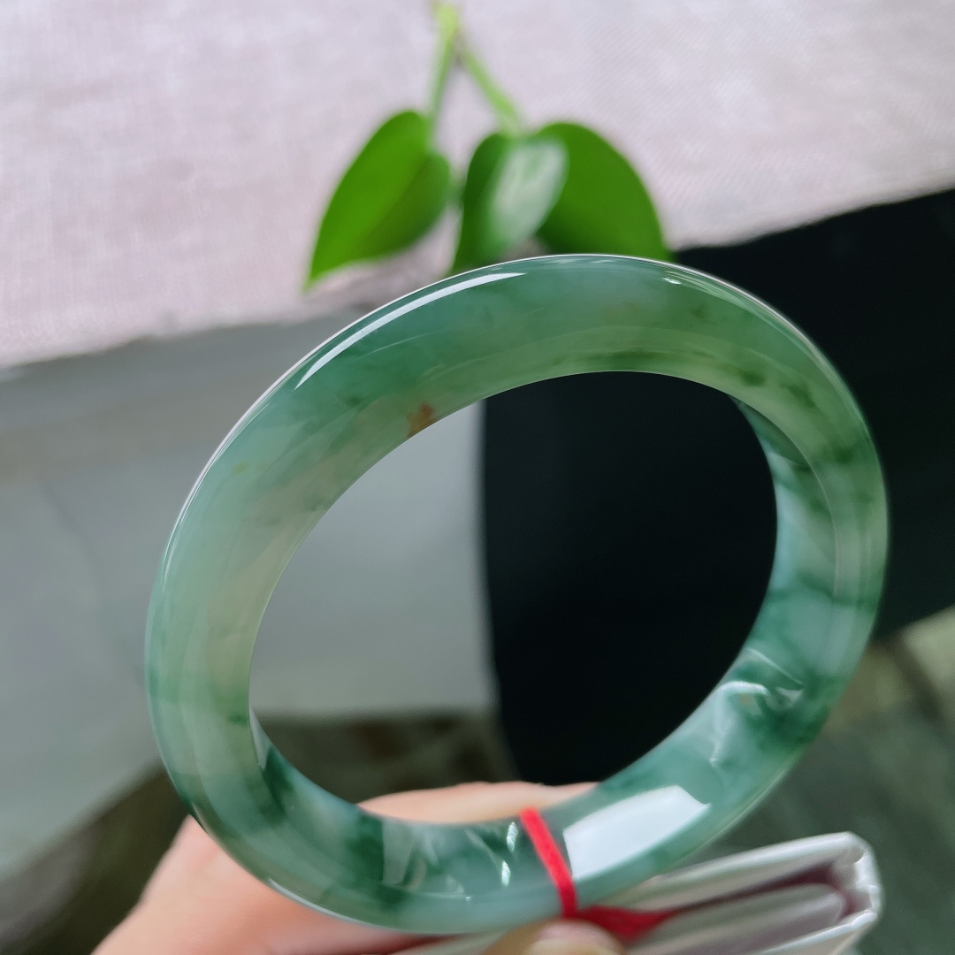 59.3/12/8.2，飘花正圈，无裂，洒金，青山烟翠凝于玉镯，墨绿飘花层次悠远，冰质灵气流转，演绎复古沉静国风风情。ss59422a