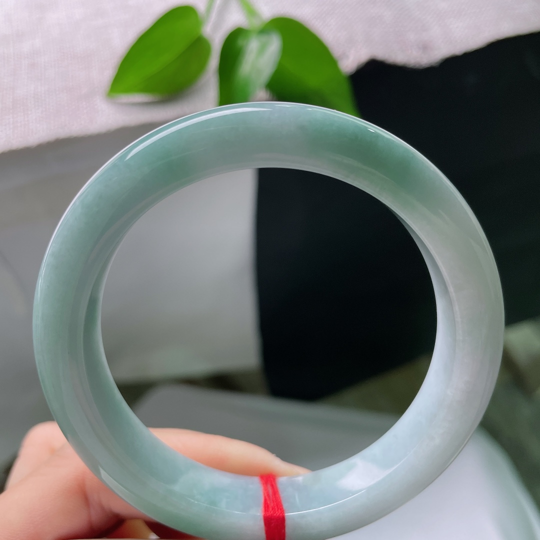 59/12.1/9.2，蓝底正圈，皮纹，柔和的浅蓝底色，藏着一汪静谧湖色，清润如水，沉静雅致。ss59279a