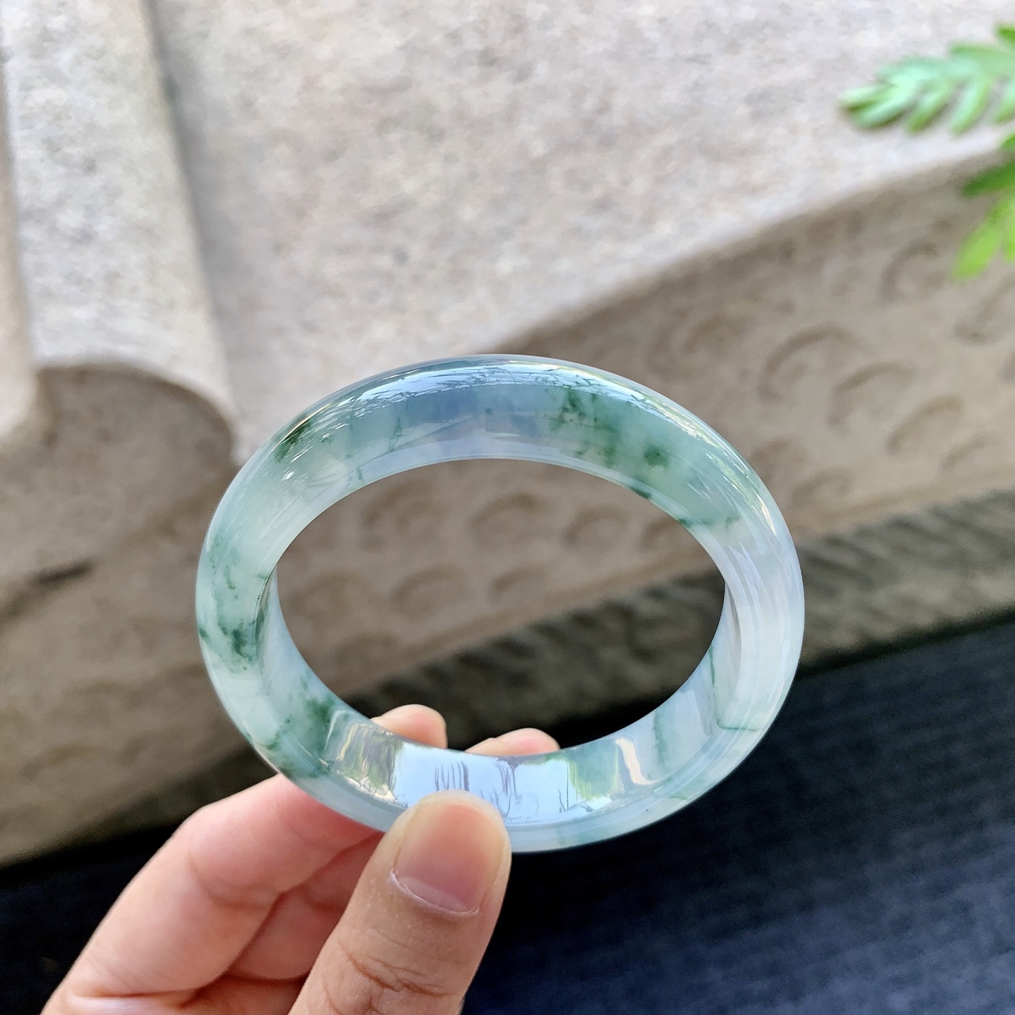 正圈50 51 圈口51.2/12.5/7.7 编码Q5092655 冰糯飘花，水润，种老，细腻，打灯有絮线