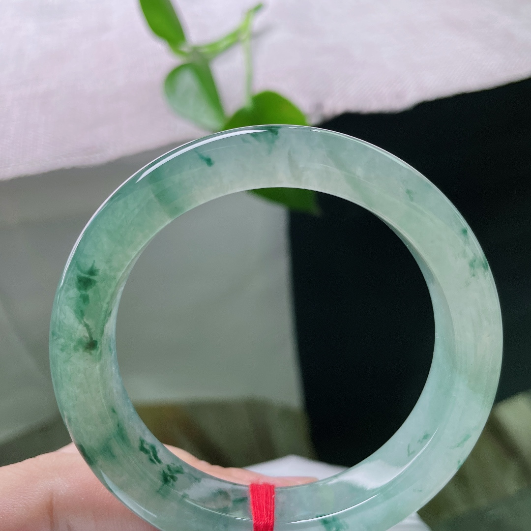 56.4/12.5/9.3，冰飘花正圈，无裂，种质老透莹润，玉质冰爽细腻，晶体紧密细腻，水光灵动流转，握在腕间清冽温润。ss ss59818a