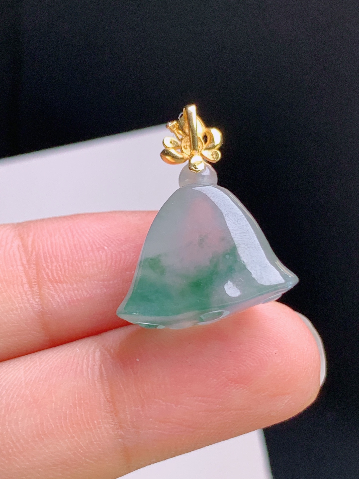 ️ 冰种飘花莲蓬吊坠，18K金镶绿蛋，冰透起光，色泽清新 08