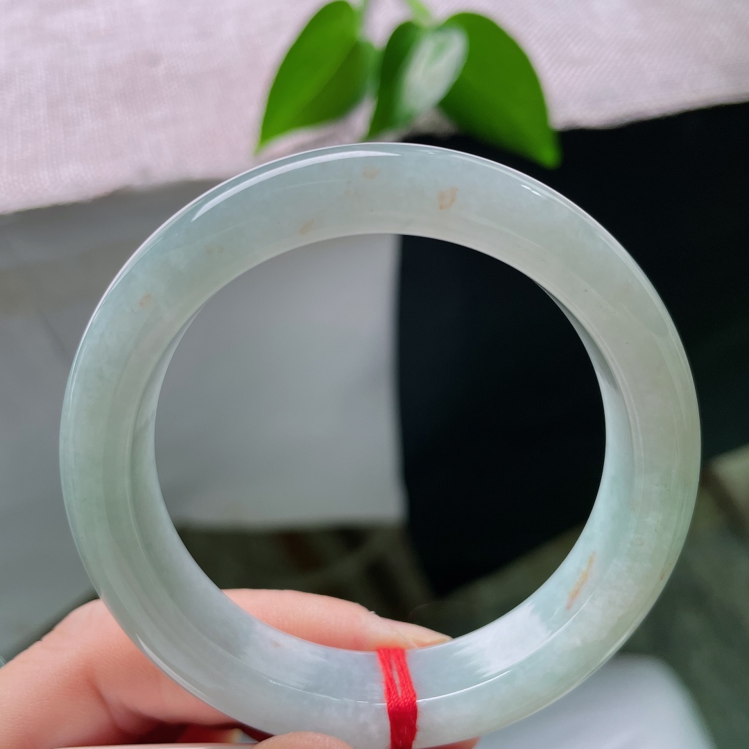 52.9/12.2/8.8，蓝底正圈，一点皮纹，洒金，浅晴光凝于玉璧，冰质莹润澄澈，色调恬淡柔和，蕴藏中式含蓄浪漫韵味。ss59457a