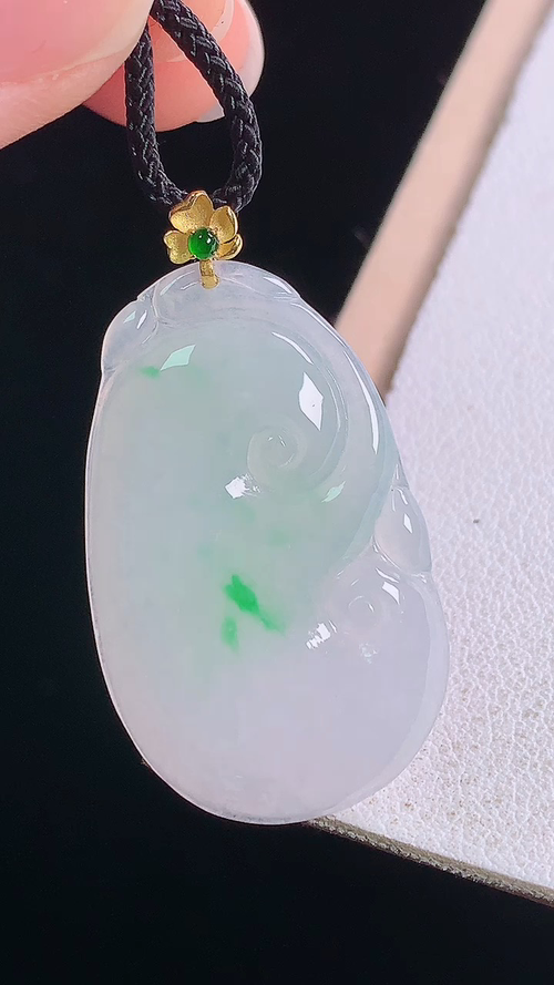 ️18K冰飘绿如意吊坠，无裂，尺寸:35.7-31.6-19.5-3.4mm 23