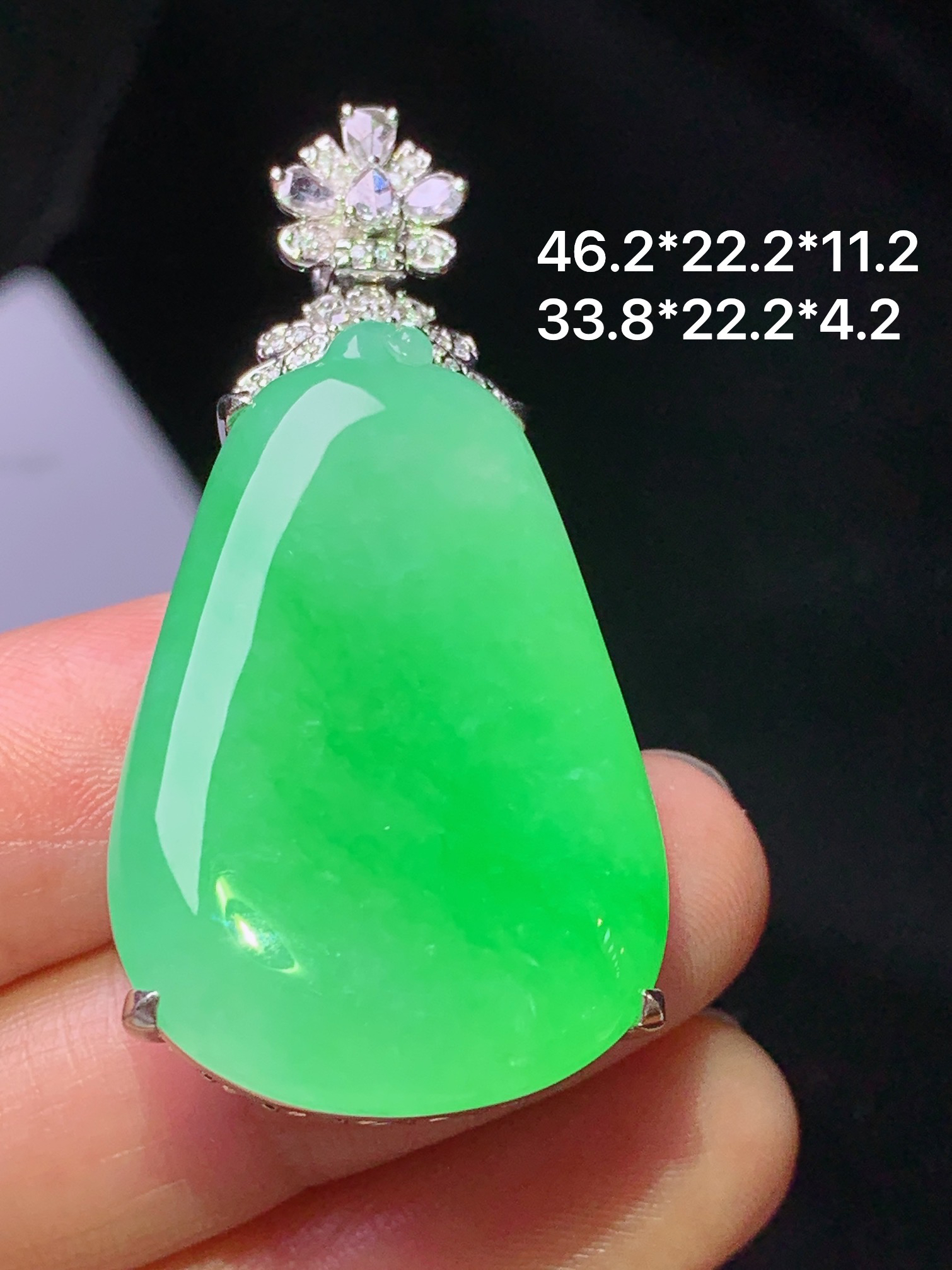 18k金钻镶嵌阳绿福瓜吊坠 玉质细腻 色泽艳丽清新 水润亮眼 整体尺寸46.2*22.2*11.2 z8
