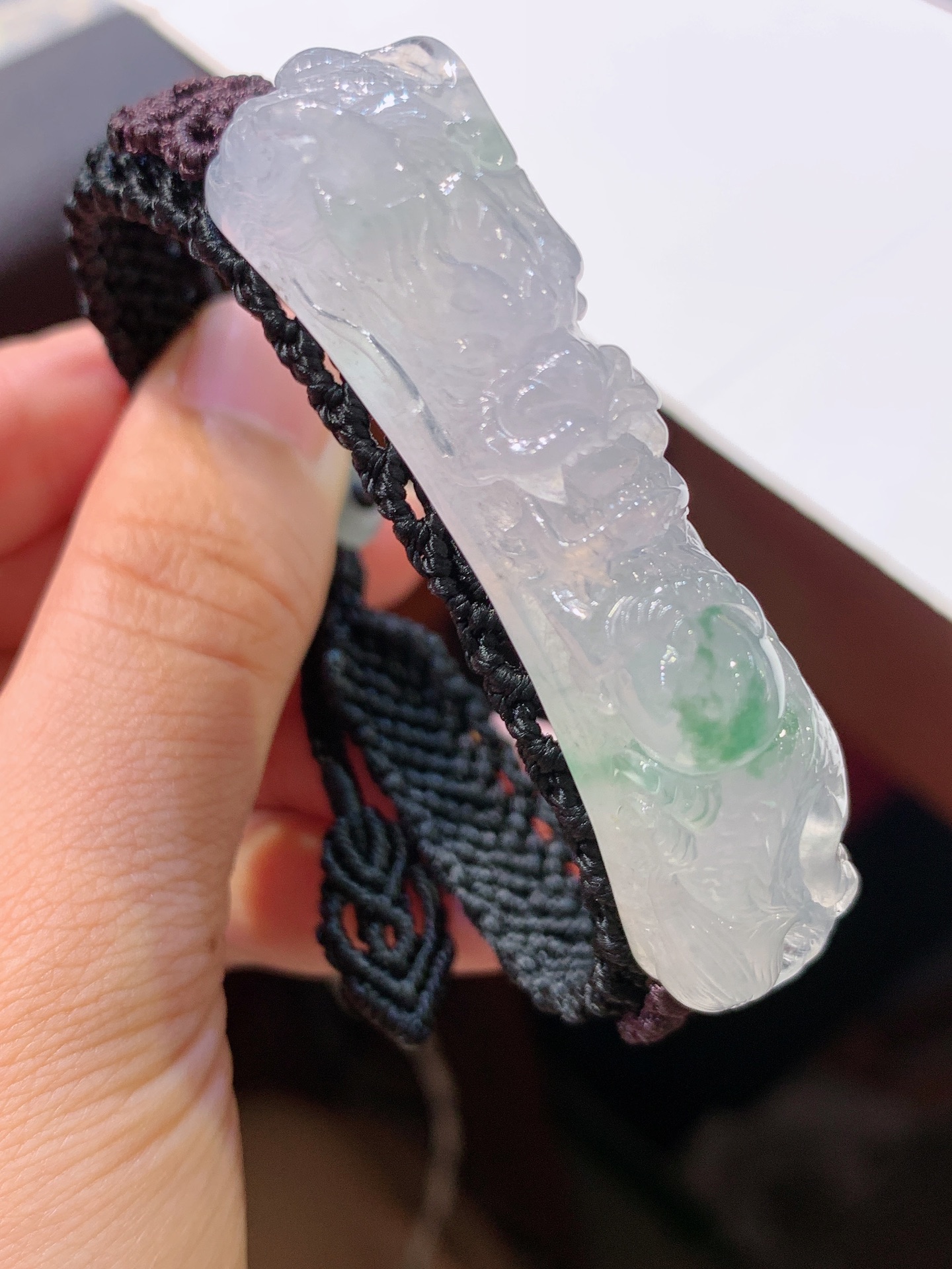 ️ 这块龙手牌太惊艳啦 种水是冰种质感，底子清透莹润，像凝住的一汪冰水，一点飘绿灵动鲜活，恰到好处，不艳不杂。裸石57.8-11.3-12.6 080924