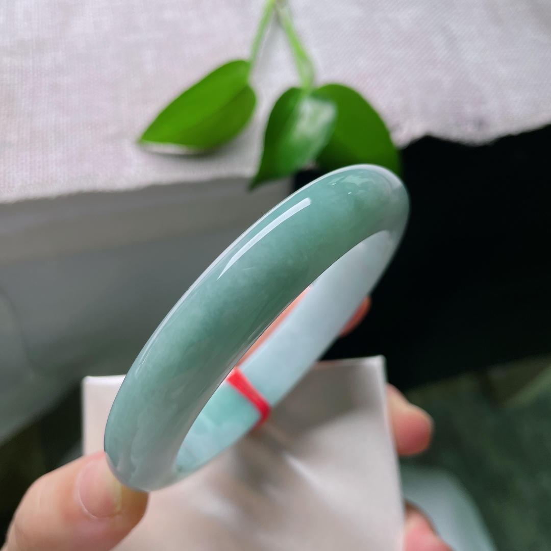 59/12.1/9.2，蓝底正圈，皮纹，柔和的浅蓝底色，藏着一汪静谧湖色，清润如水，沉静雅致。ss59279a