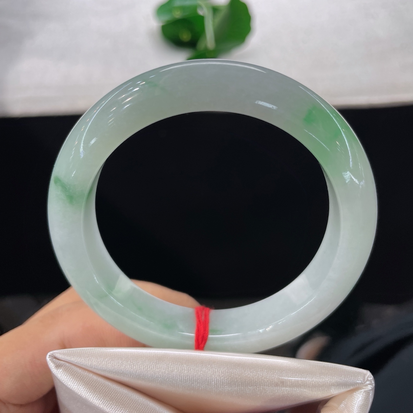 天然翡翠手镯 圈口56.8/12.3/9.1，白底青飘绿正圈，56/57可戴，白底飘翠，一镯藏清润，