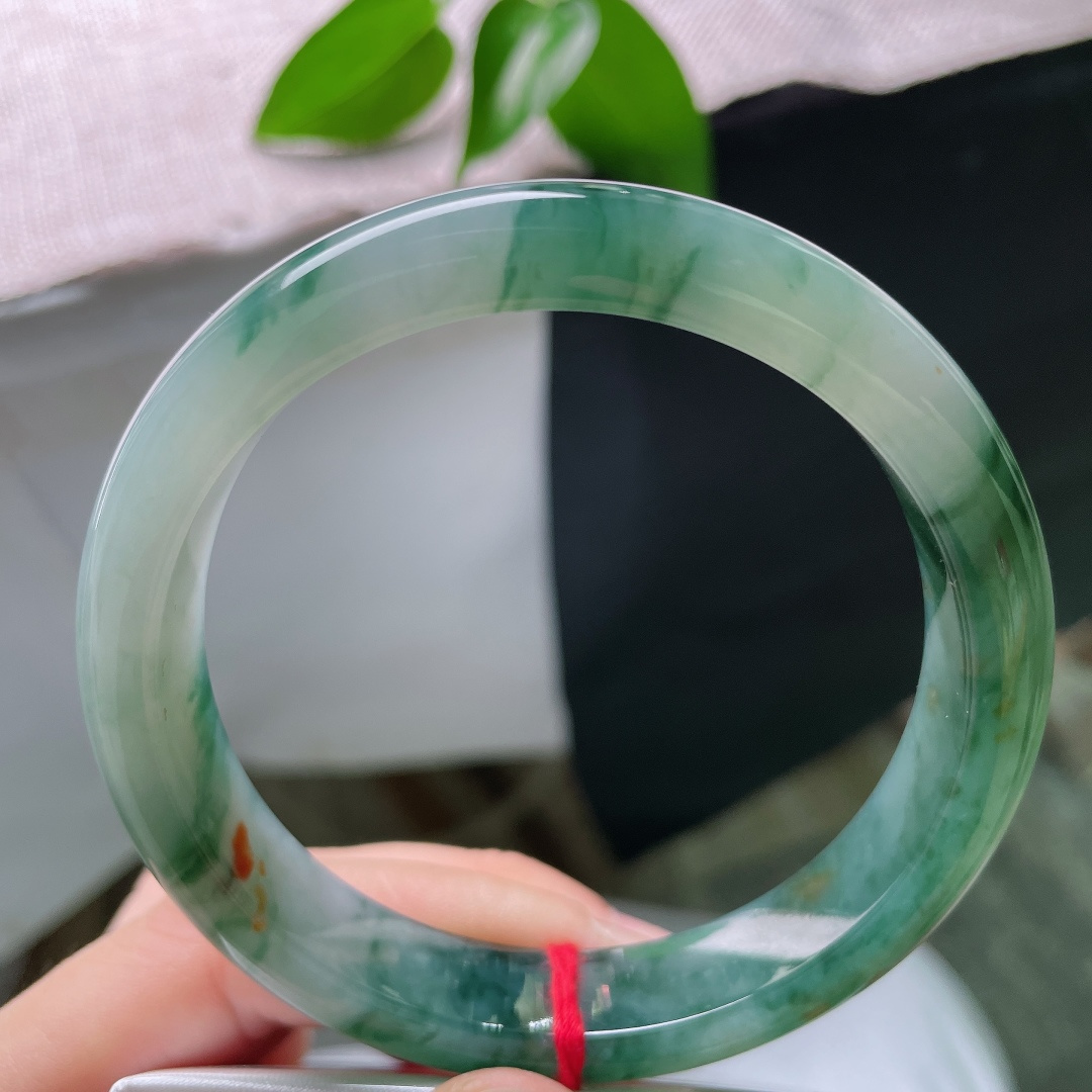 62.5/12.2/8.4，飘花正圈，无裂，洒金，浅冰底色干净素雅，大段墨绿飘花自然晕染，经典平安镯，山河入玉，腕间藏写意风雅。ss59415a