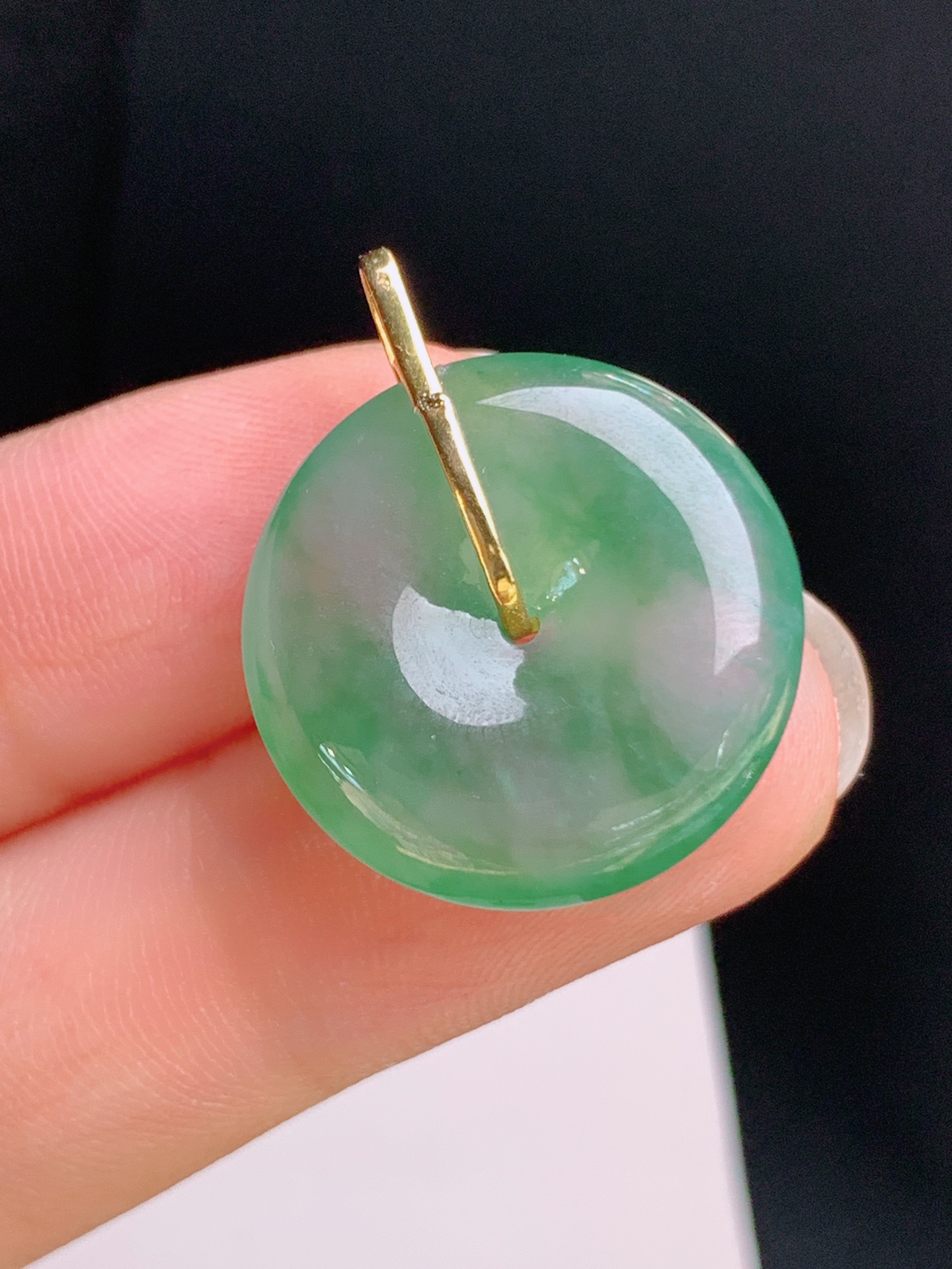 ️ 冰种飘绿平安扣吊坠，18K金镶，冰润起光，色泽鲜亮 裸石20.3-5.5 整体25.1 080923