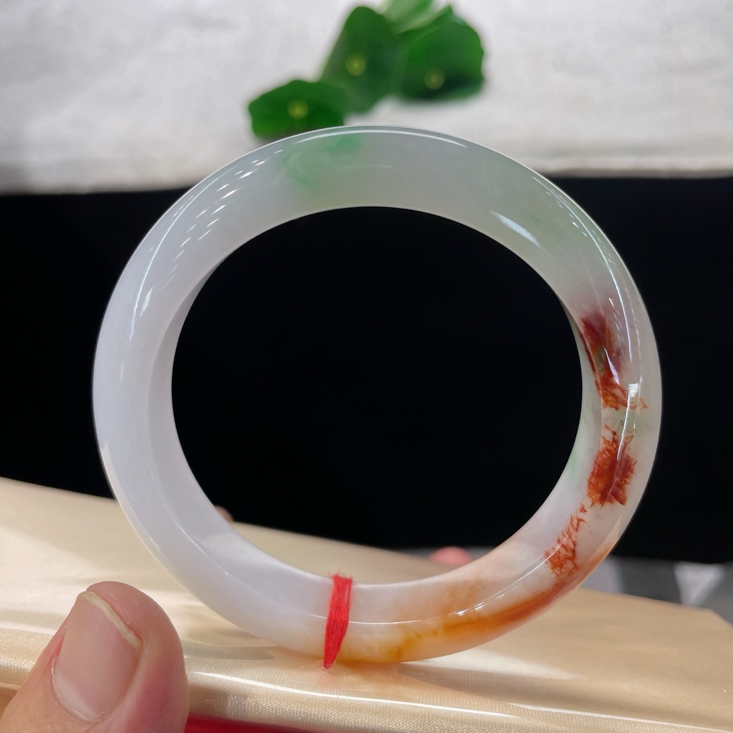 天然翡翠手镯 圈口58/12.2/8.9，鸿运当头三彩正圈，难得的俏色三彩镯，红韵灵动，翠色点缀，上手显贵气无裂。