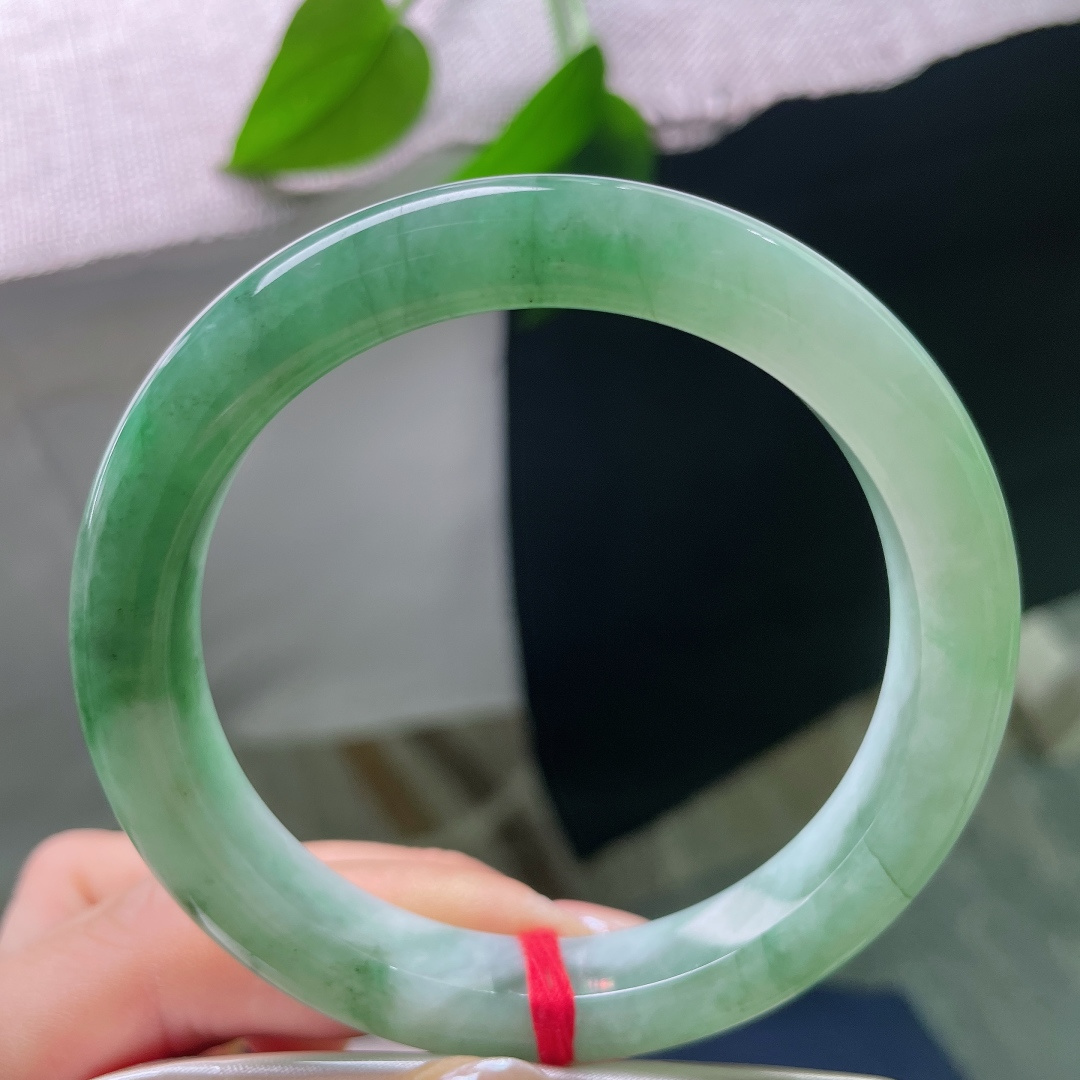 58.7/11/9.0，油青正圈，内纹，深绿与浅白自然交融，浓淡过渡随性写意，如同山水画卷铺展在镯身