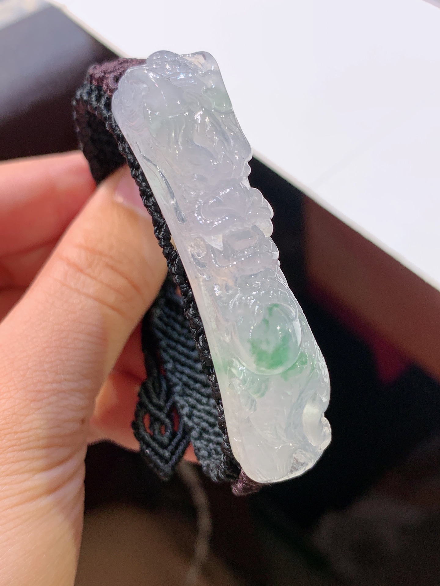 ️ 这块龙手牌太惊艳啦 种水是冰种质感，底子清透莹润，像凝住的一汪冰水，一点飘绿灵动鲜活，恰到好处，不艳不杂。裸石57.8-11.3-12.6 080924