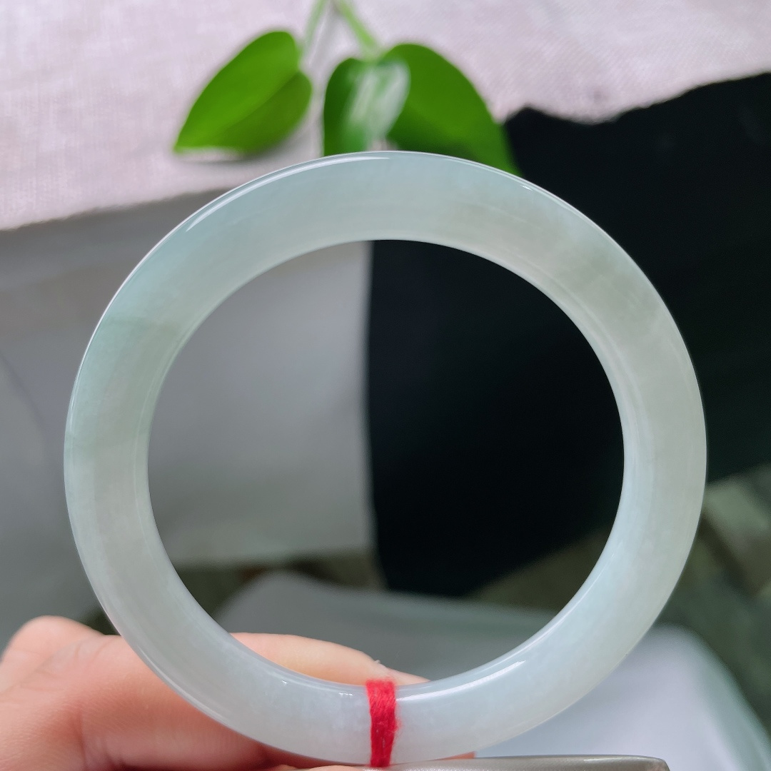 53/8.4，蓝底圆条，晶体线，清透冰底凝一抹晴韵，通体色调柔和均匀，圆润镯型，将极简清雅藏于腕间方寸。ss59507a