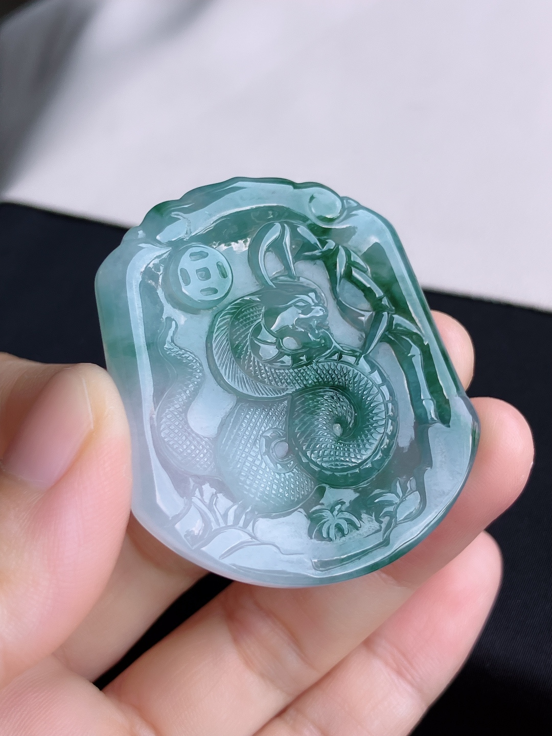️，冰种飘花生肖蛇牌，细腻精致，尺寸47.3/42/4.8/自然光实拍