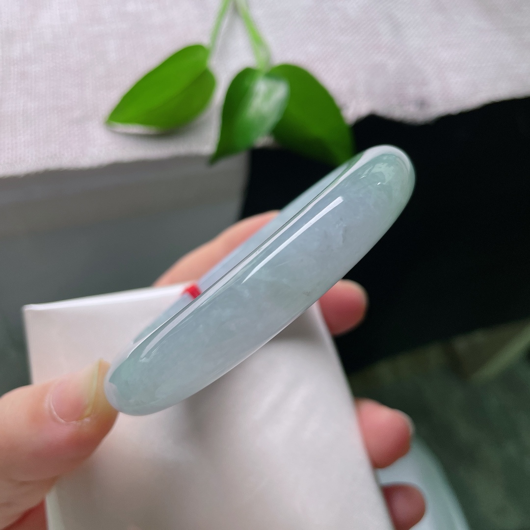 56/12.5/10.1，正圈，晶体线，通透冰底清宁平和，朦胧紫色调绵长柔和，平安镯版型周正，尽显娴静从容风骨。ss59300a