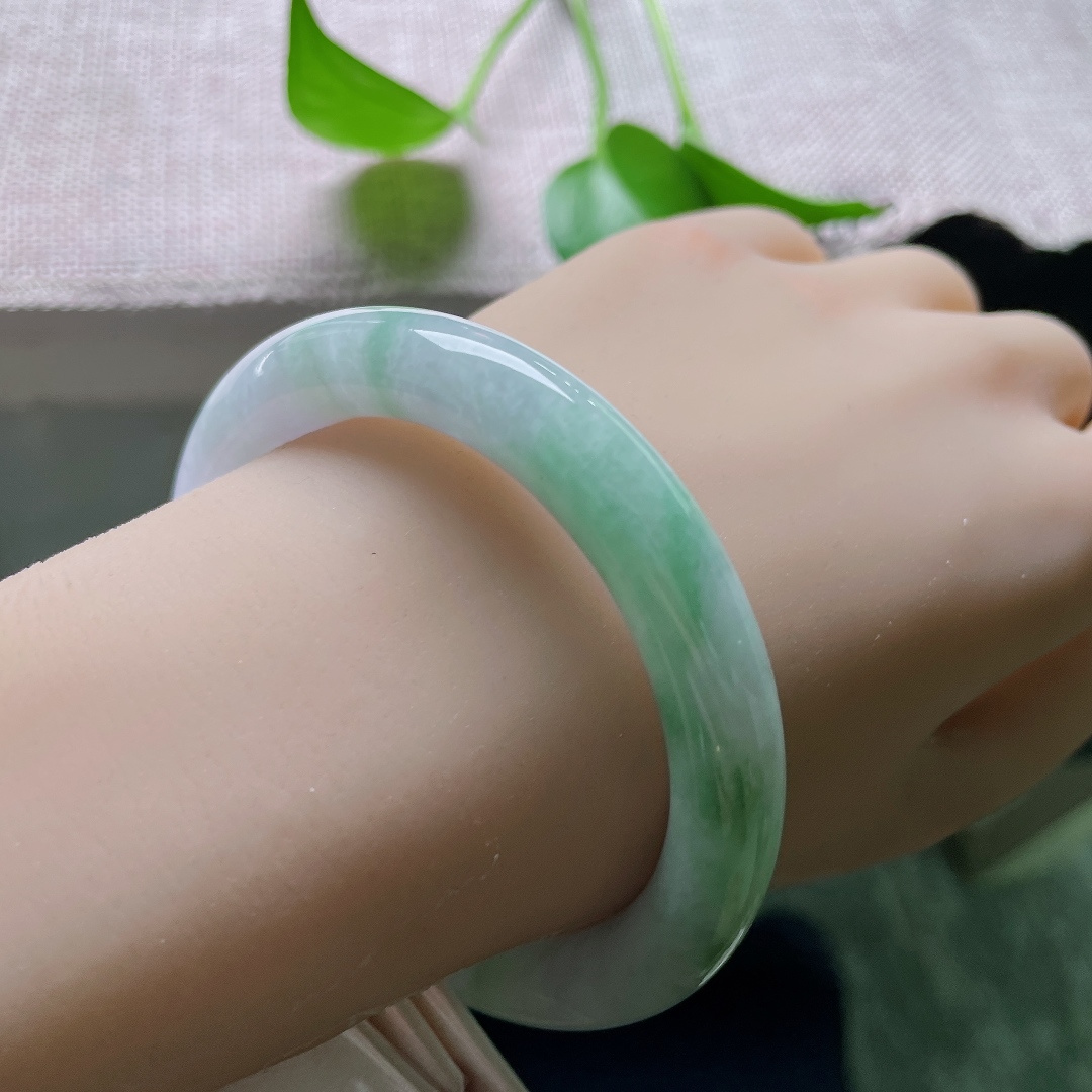 56.5/9.7，春彩圆条，一点皮纹，春彩正装手镯，淡紫朦胧，绿调悠然铺开，底子细腻，自带柔和水光。ss59453a