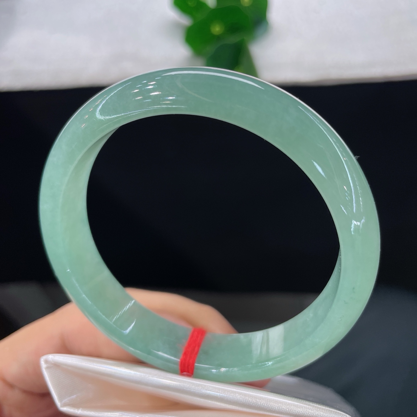 天然翡翠手镯 圈口59/12.8/7.0，冰晴底正圈，58/60可戴，一汪湖绿，镯藏清潭，无裂。