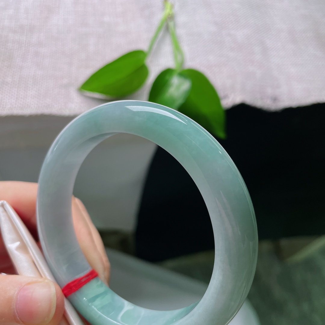 59/12.1/9.2，蓝底正圈，皮纹，柔和的浅蓝底色，藏着一汪静谧湖色，清润如水，沉静雅致。ss59279a
