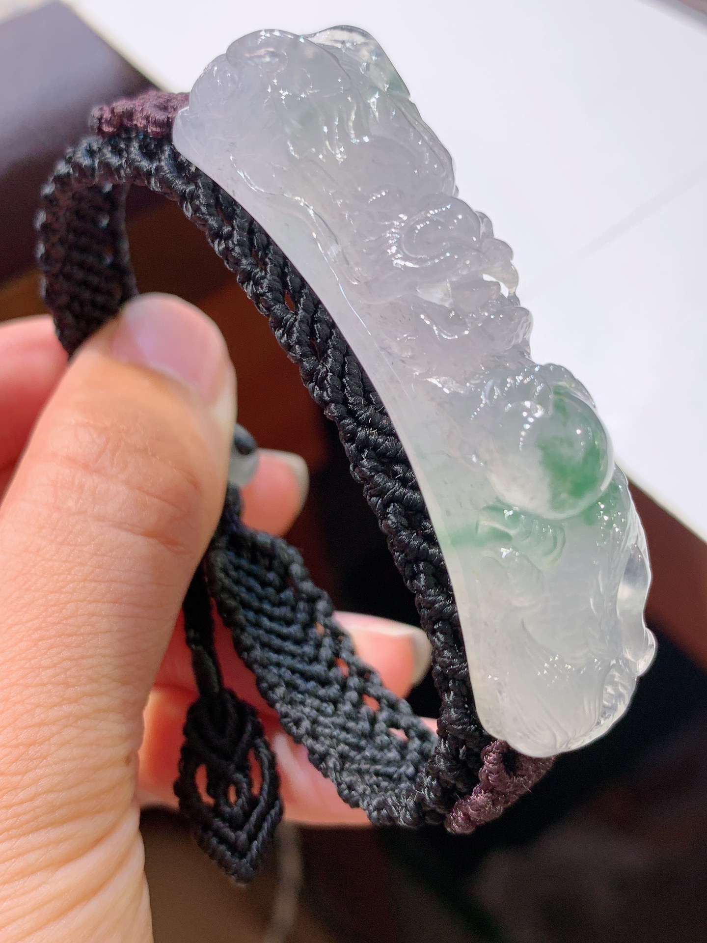 ️ 这块龙手牌太惊艳啦 种水是冰种质感，底子清透莹润，像凝住的一汪冰水，一点飘绿灵动鲜活，恰到好处