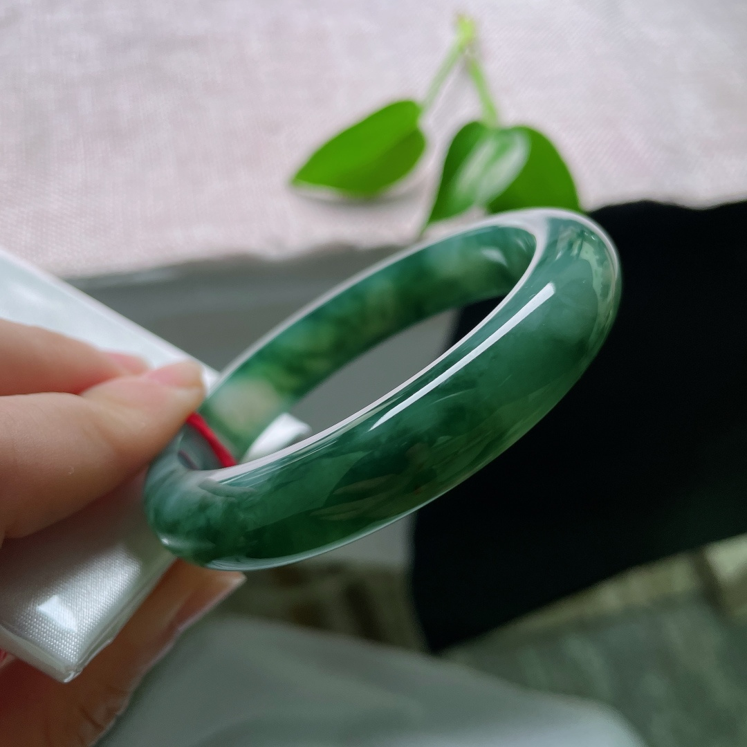 57.8/12.4/8.4，飘花正圈，晶体不显，莹润冰底漾清光，墨绿飘花缠绕玉镯，圆润流畅版型，腕间流淌悠远静谧山水诗意。ss59421a