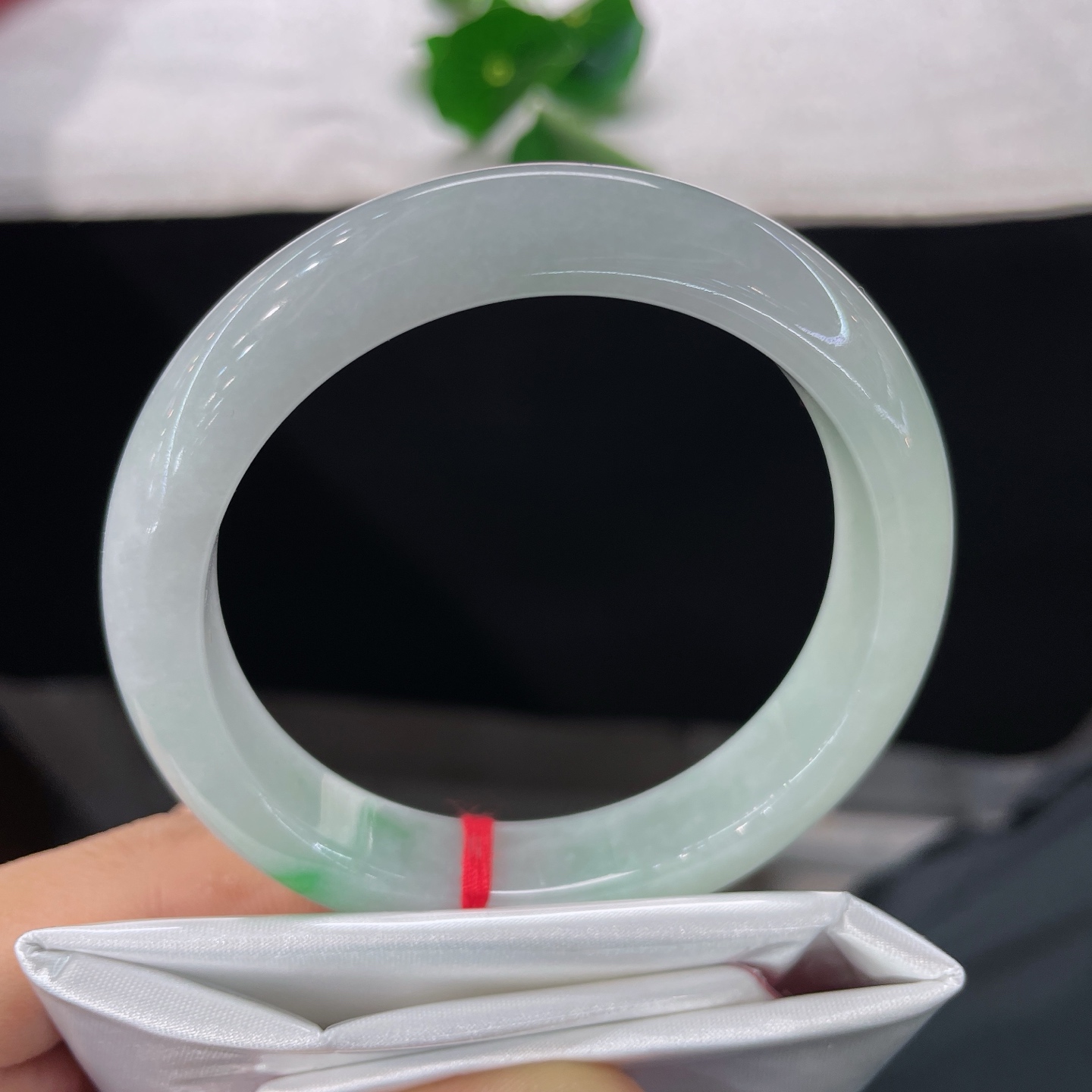 天然翡翠手镯 圈口58.2/12.6/8.4，白底青正圈，57/58可戴，素镯含翠，清风落腕，无裂