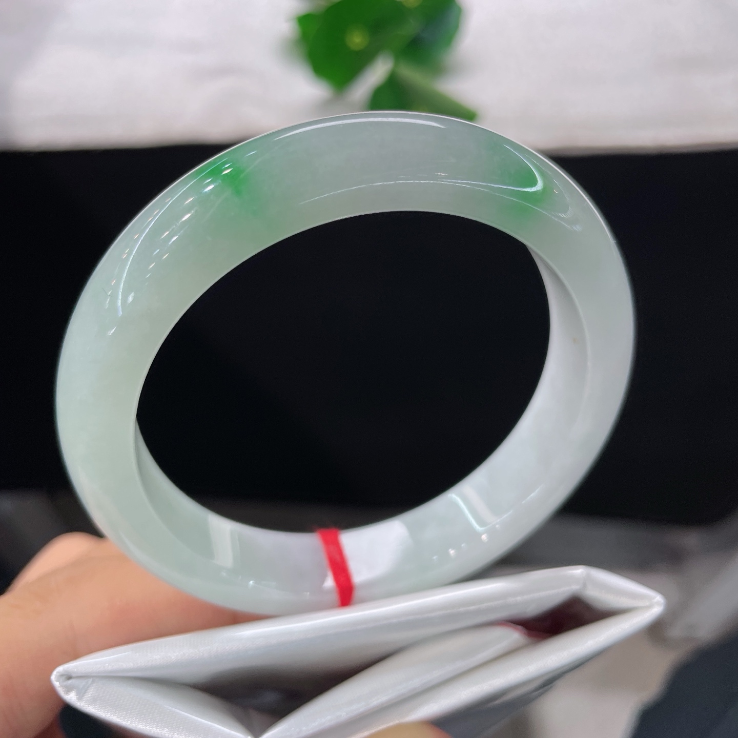 天然翡翠手镯 圈口58.2/12.6/8.4，白底青正圈，57/58可戴，素镯含翠，清风落腕，无裂