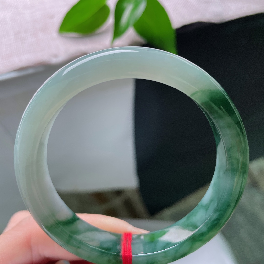 56.7/12.4/8.5，飘花正圈，无裂，冰种玉质水光盈盈，浓艳墨绿飘花肆意舒展，端庄平安镯，天然水墨画卷凝于玉骨之间。ss59426a