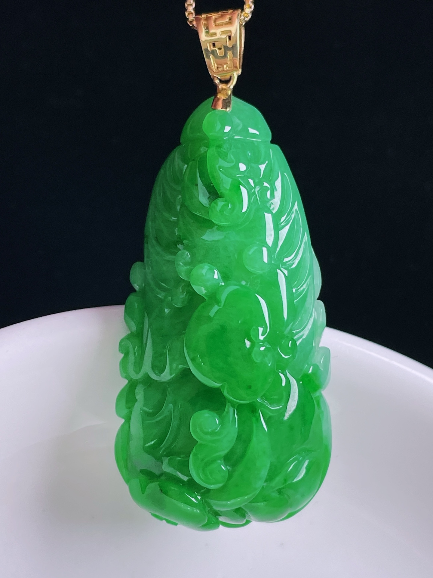 ️辣绿白菜百财，18k镶嵌，老种起光，细底通透，尺寸：49.8裸石42.3/21.7/13.2mm0927