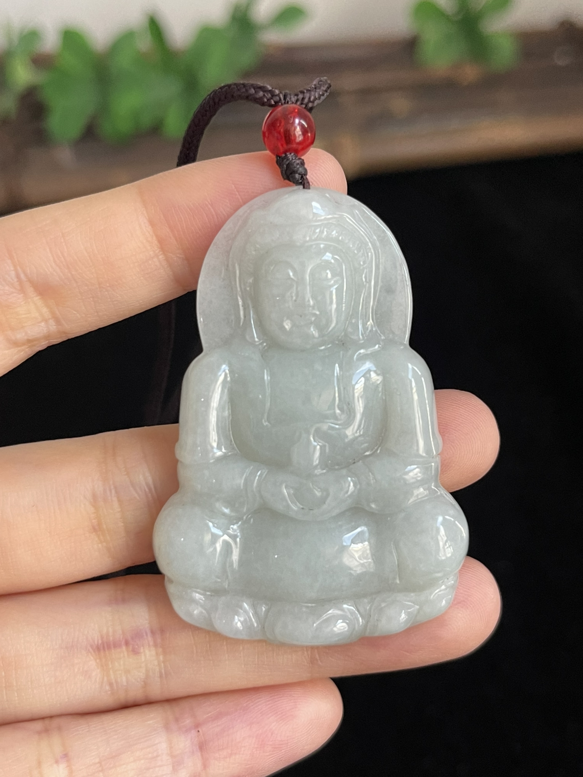 翡翠糯化种白色吊坠，配珠未测