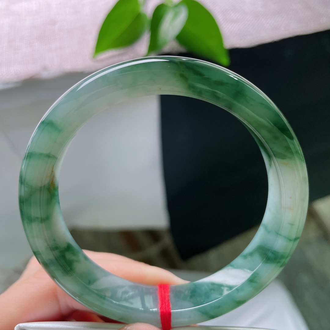 58.2/12.1/8.6，飘花正圈，无裂，洒金，冰种玉质细腻匀净，浓墨绿意缥缈漫洒玉璧，端庄正圈，诉说中式温婉诗意风骨。ss59419a