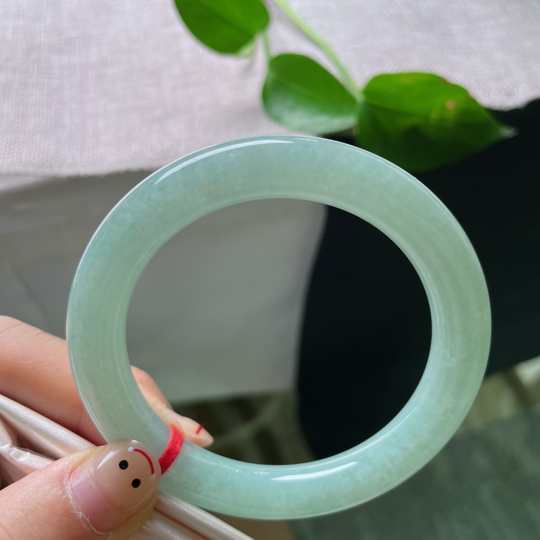 55.8/10，蓝底圆条，水润细腻，满色匀称，佩戴温柔显气质，晶体，无裂