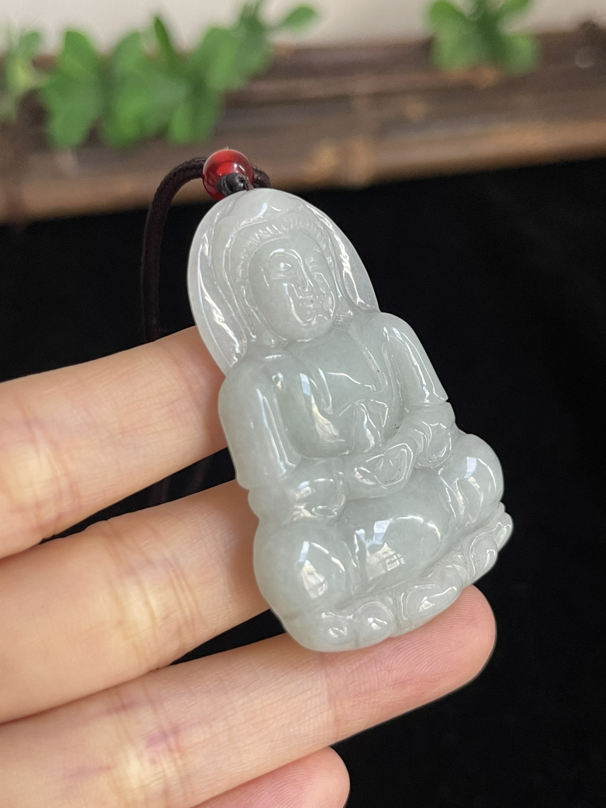 翡翠糯化种白色吊坠，配珠未测