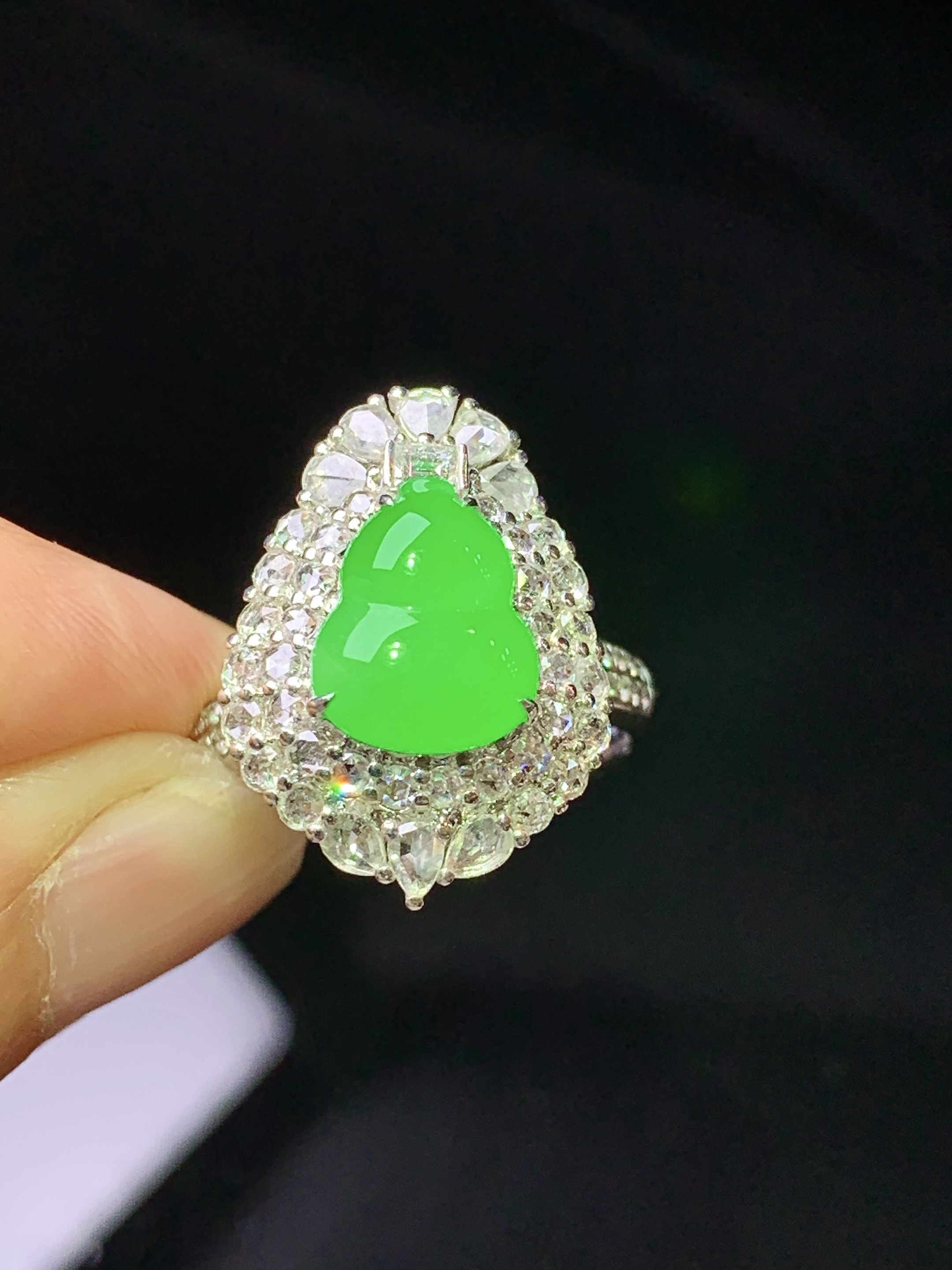 18k金钻镶嵌阳绿葫芦戒指吊坠两用款 玉质细腻 色泽艳丽清新 水润亮眼 圈口 14 整体尺寸27*14.5*11.5 z7
