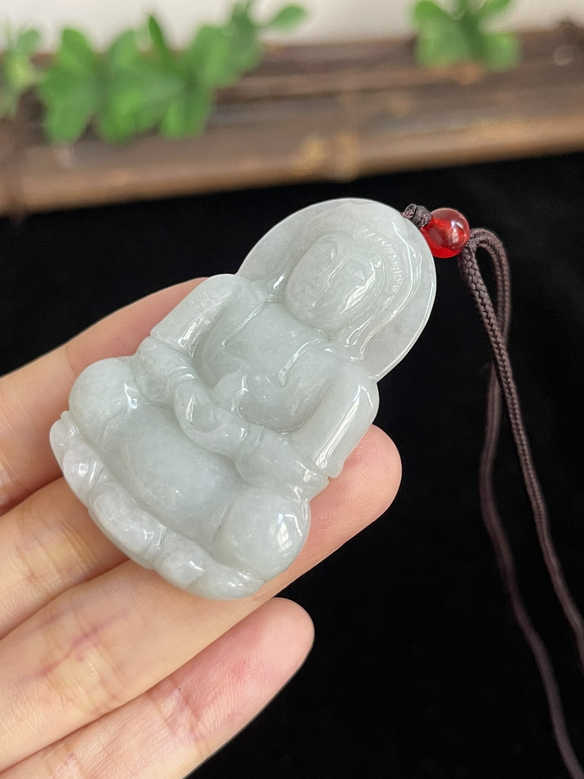 翡翠糯化种白色吊坠，配珠未测
