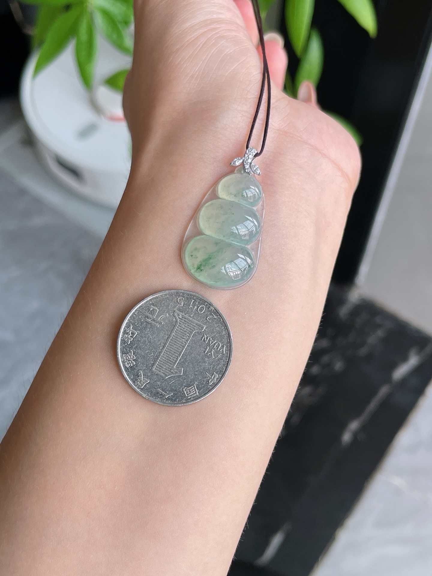 18k金扣冰种荧光飘花福豆, 裸石28.9-17.2-5mm S29