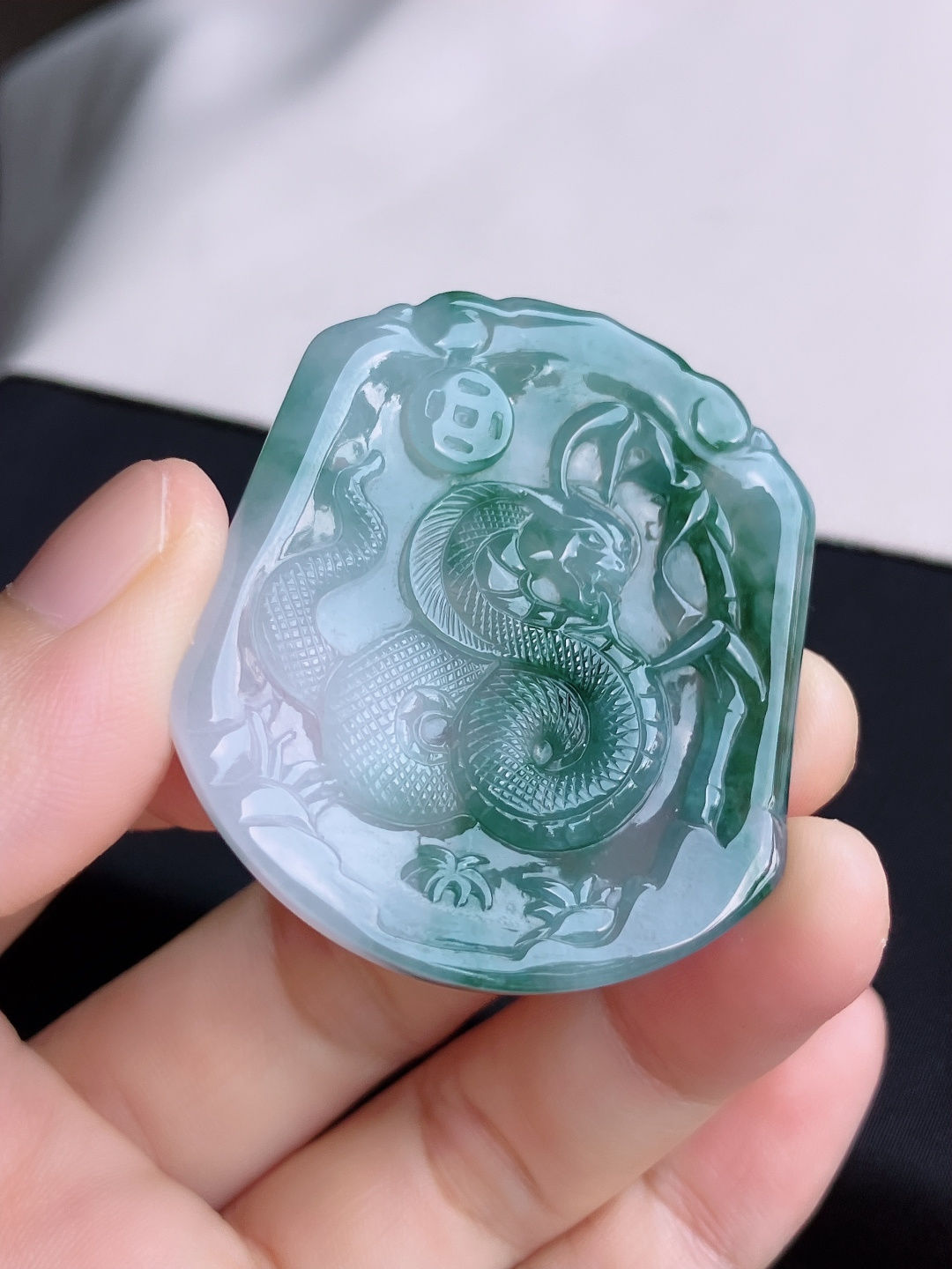️，冰种飘花生肖蛇牌，细腻精致，尺寸47.3/42/4.8/自然光实拍
