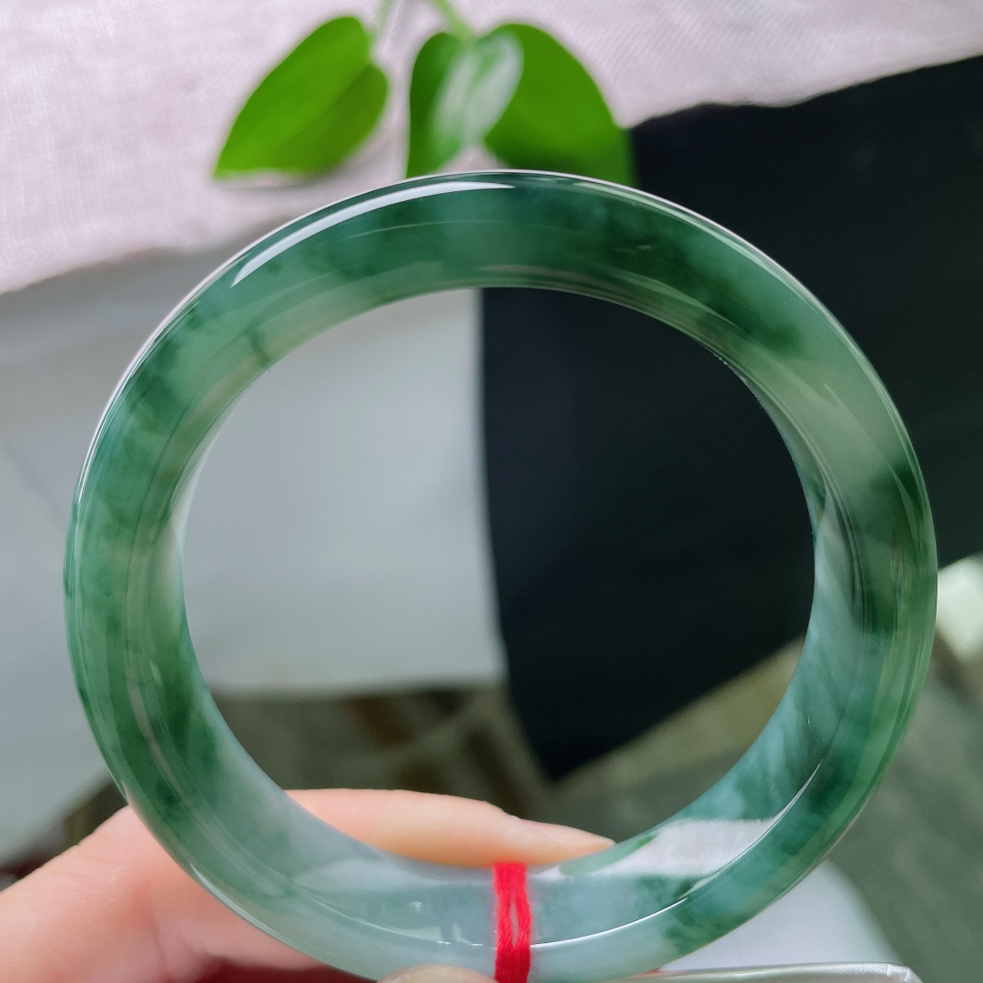 58.2/12.1/8.5，飘花正圈，晶体线，一点黄翡，莹润冰底漾清光，墨绿飘花缠绕玉镯，圆润流畅版