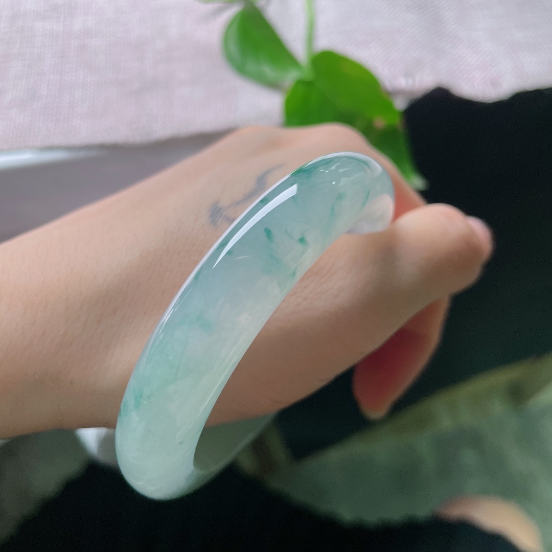 55.2/12.4/9.1，冰种飘花正圈，无裂，淡蓝花丝若溪畔青苇，朦胧柔和，褪去俗世喧闹，只余下温润清冷的书卷温柔。ss59836a