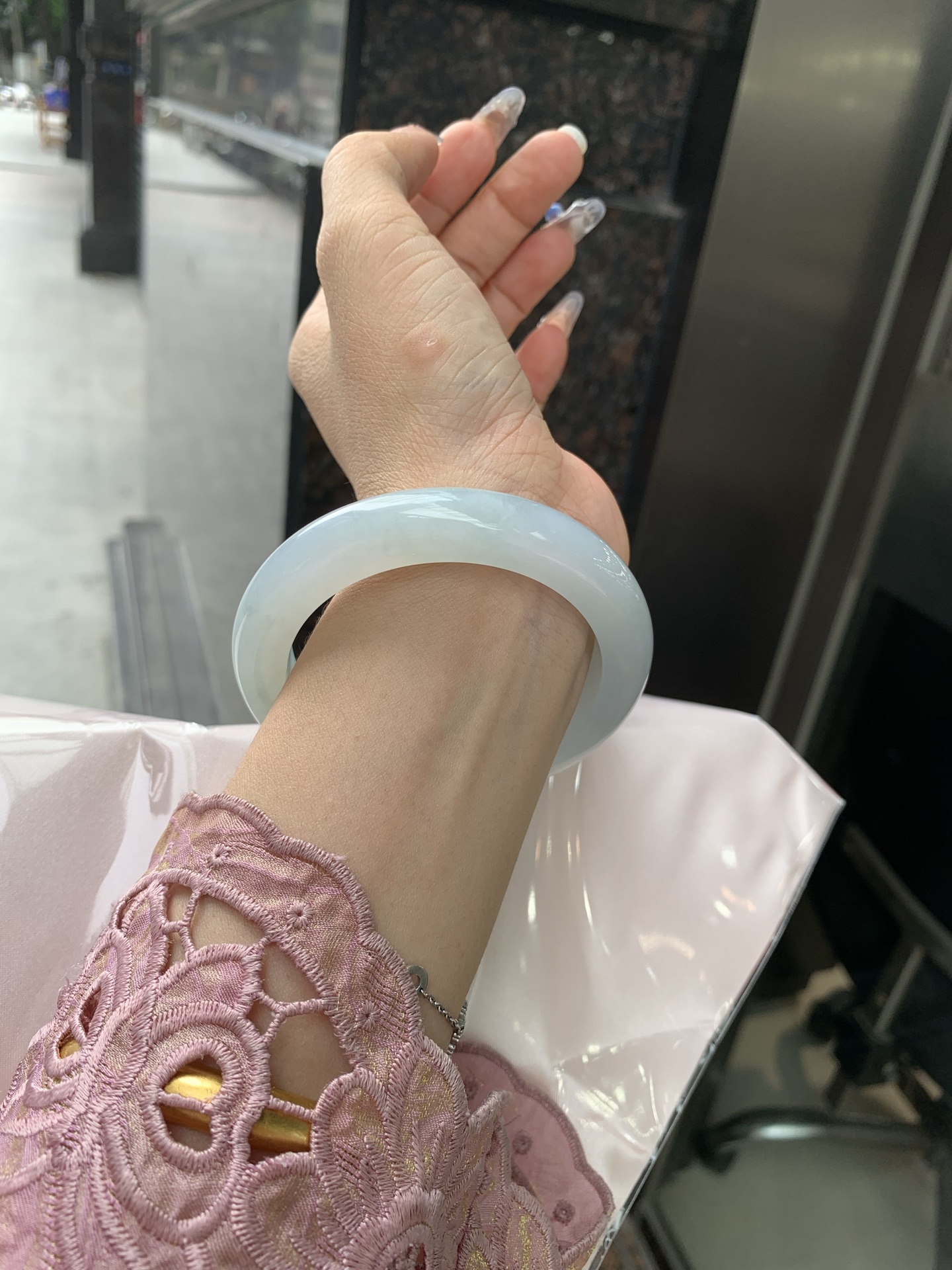 飘绿正圈 57.9-9.7-11.1 0502-4A102 无裂，底妆水润细腻，满圈淡绿花若隐若现，清爽优雅