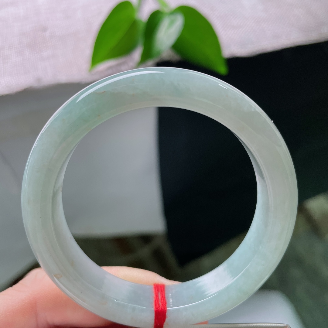 52.9/12.2/8.8，蓝底正圈，一点皮纹，洒金，浅晴光凝于玉璧，冰质莹润澄澈，色调恬淡柔和，蕴