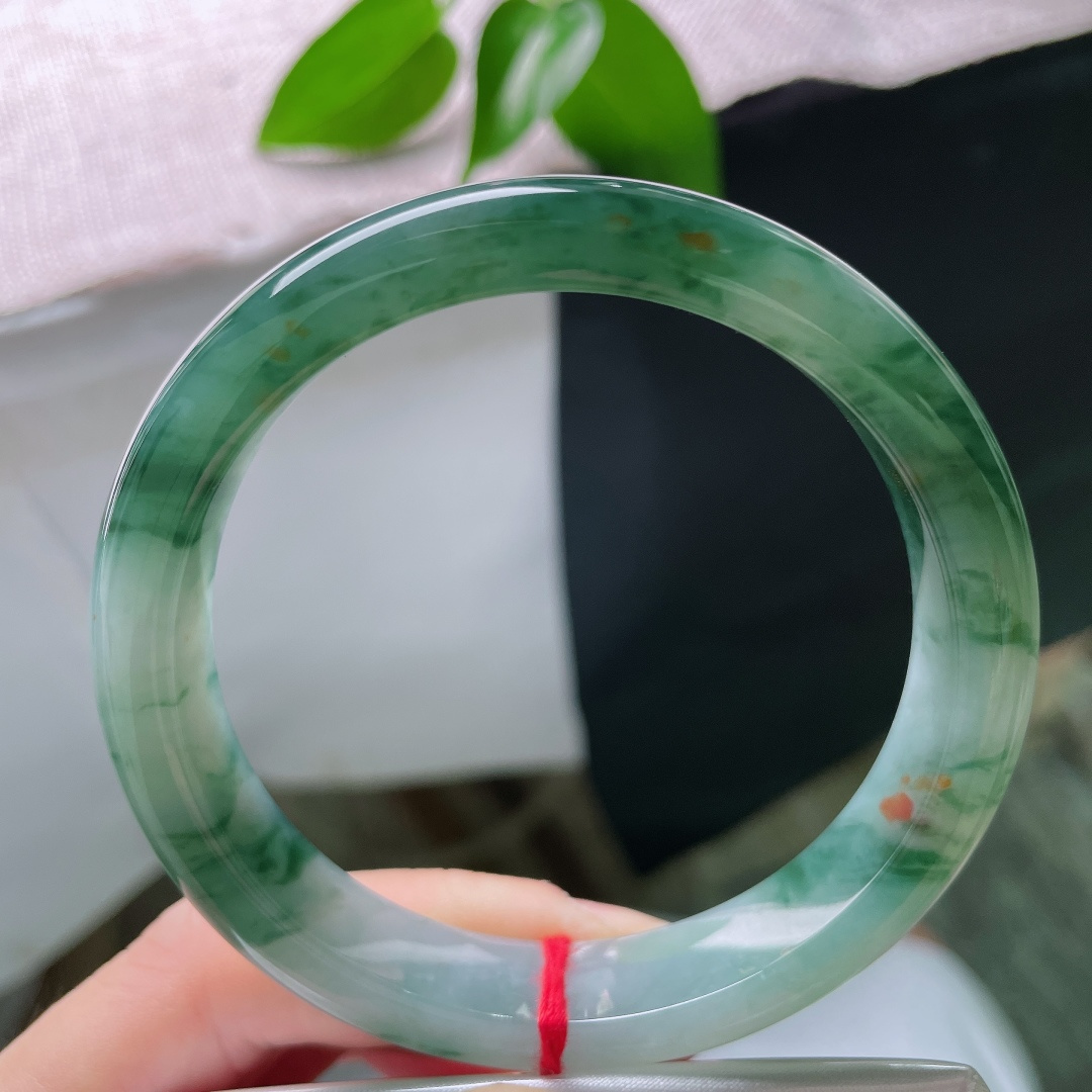 62.5/12.2/8.4，飘花正圈，无裂，洒金，浅冰底色干净素雅，大段墨绿飘花自然晕染，经典平安镯
