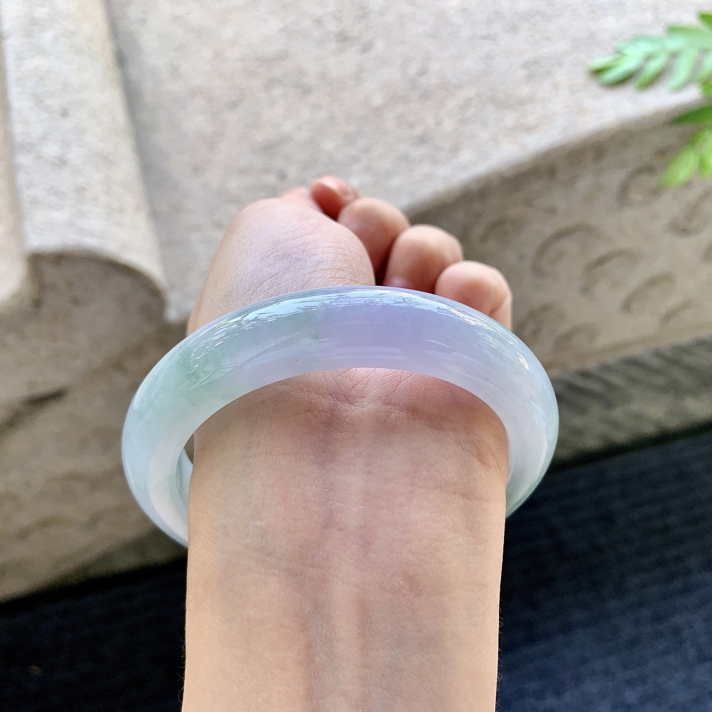 正圈56 57 圈口57.7/12.4/9.5 编码A1092628 细糯春彩，水润，种老，细腻，打灯有絮线