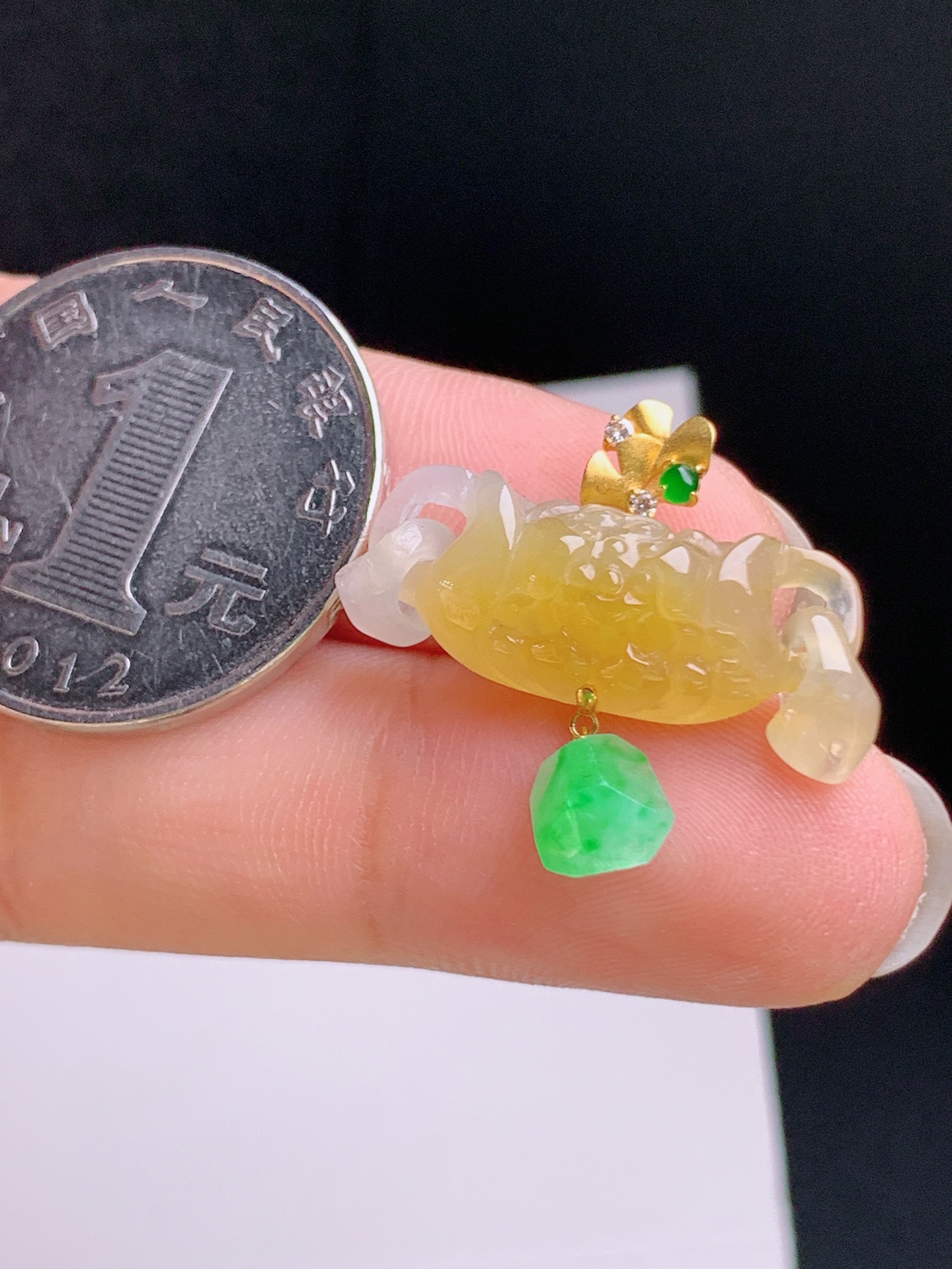 ️ 黄翡莲花锁吊坠，18K金镶，雕工精致，色泽浓郁，裸石8.7-23.6-6.722，080924