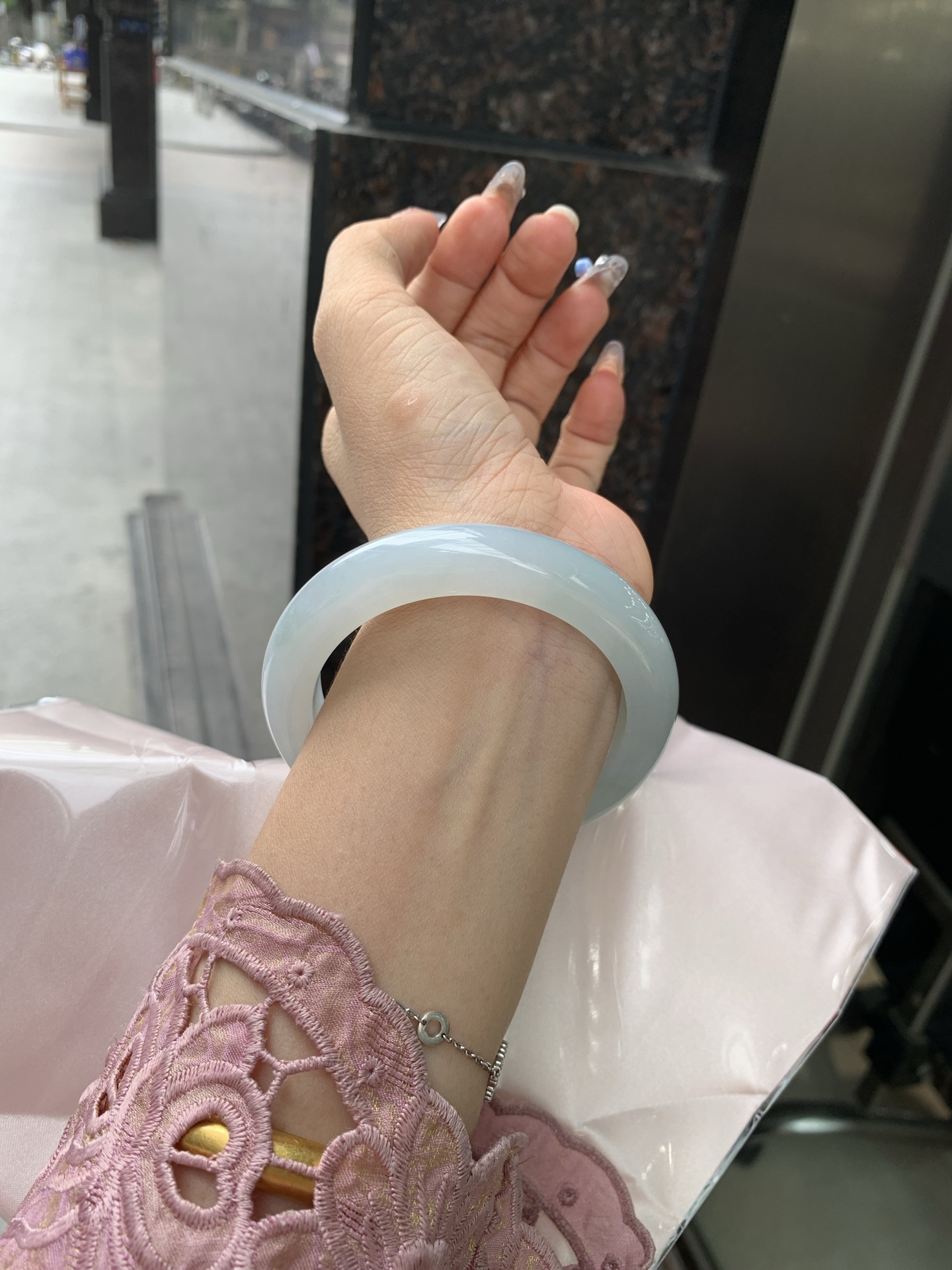 飘绿正圈 57.9-9.7-11.1 0502-4A102 无裂，底妆水润细腻，满圈淡绿花若隐若现，清爽优雅
