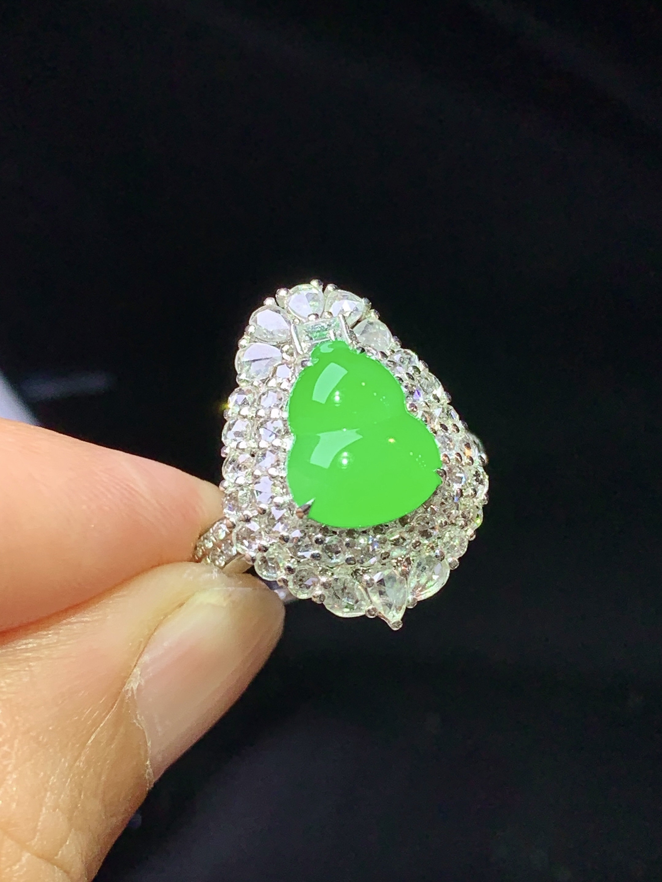 18k金钻镶嵌阳绿葫芦戒指吊坠两用款 玉质细腻 色泽艳丽清新 水润亮眼 圈口 14 整体尺寸27*14.5*11.5 z7