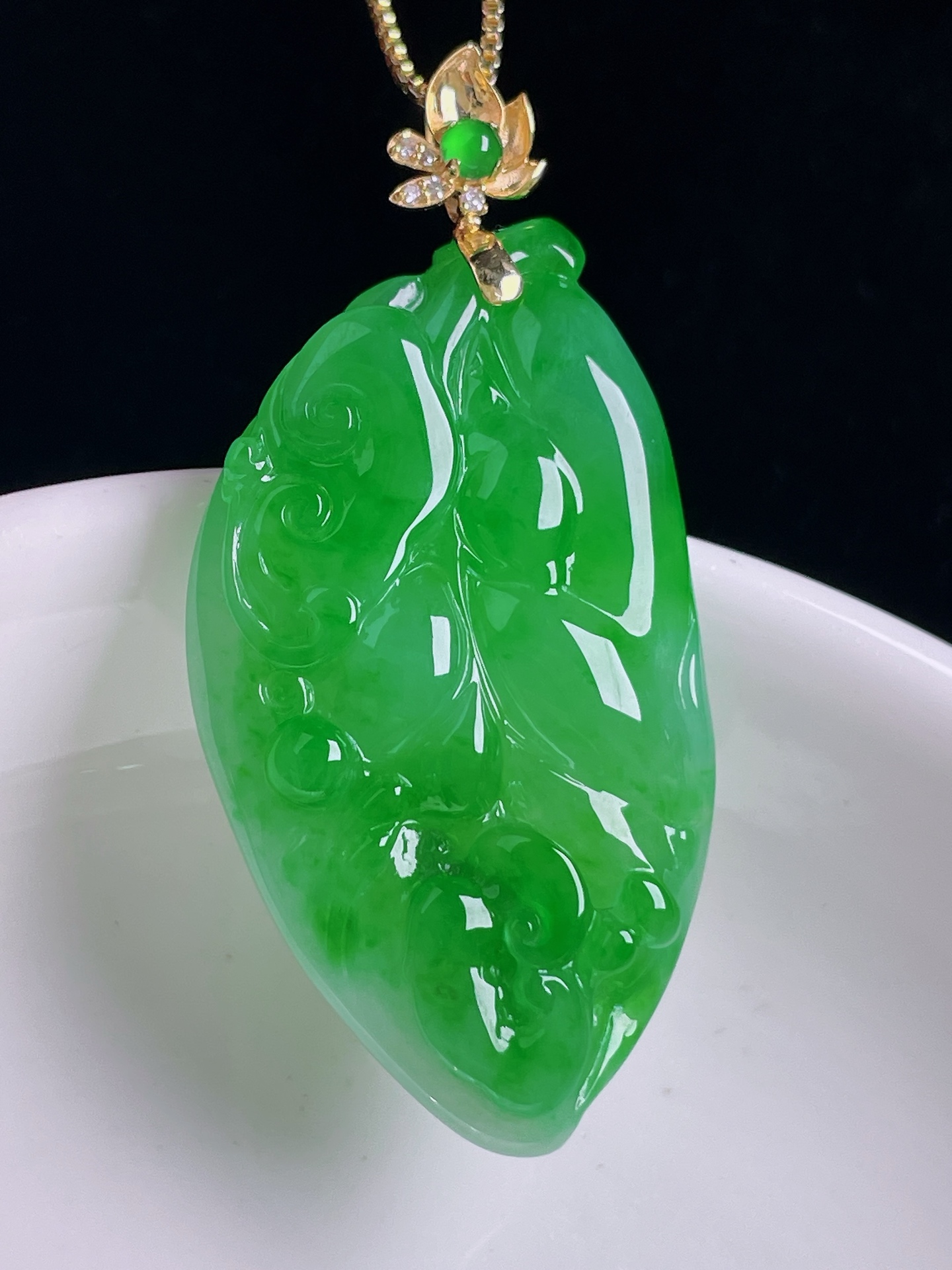 辣绿树叶/叶子，18k镶嵌，老种起光，细底通透，尺寸：45裸石38.3/21.8/6.3mm0927