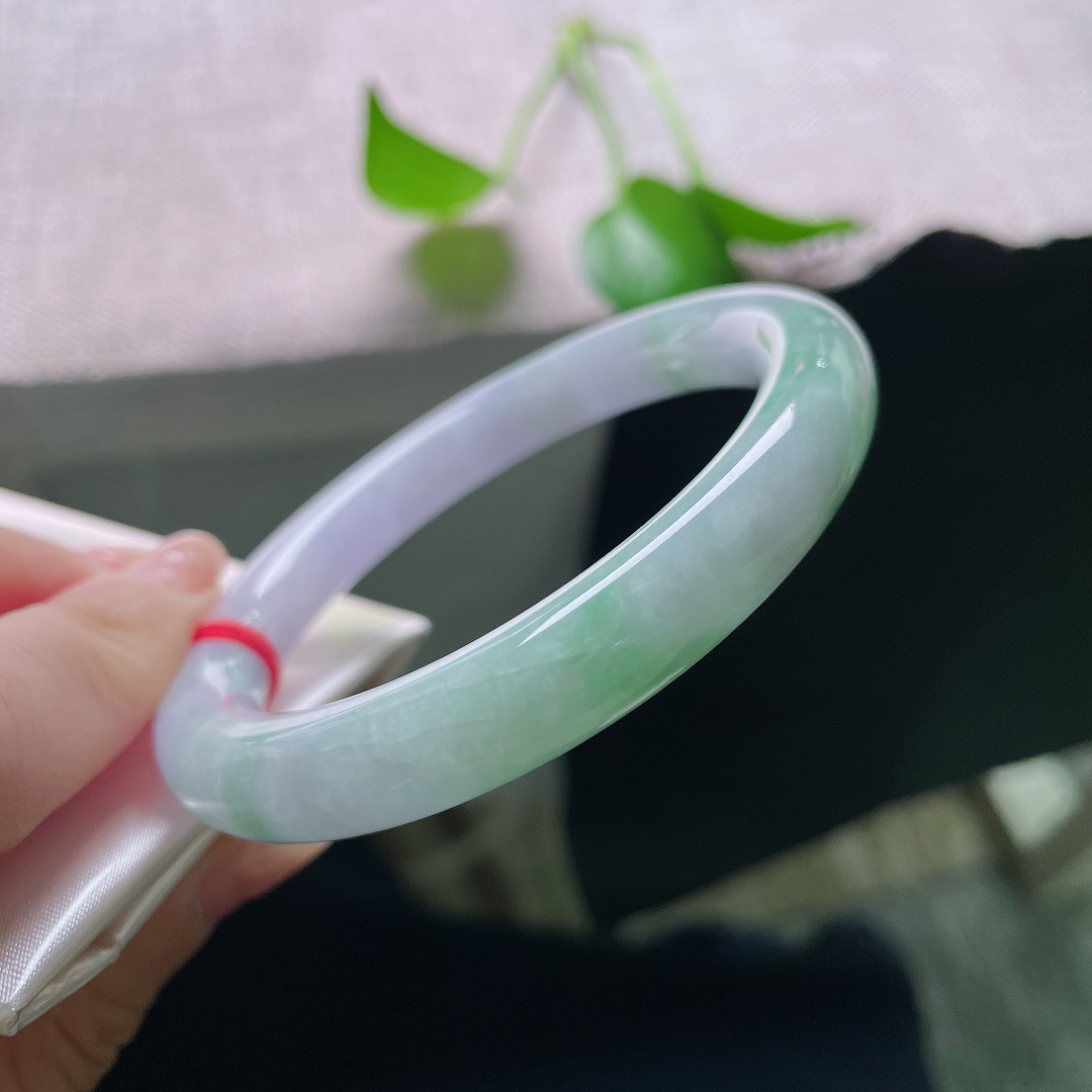 56.5/9.7，春彩圆条，一点皮纹，春彩正装手镯，淡紫朦胧，绿调悠然铺开，底子细腻，自带柔和水光。ss59453a