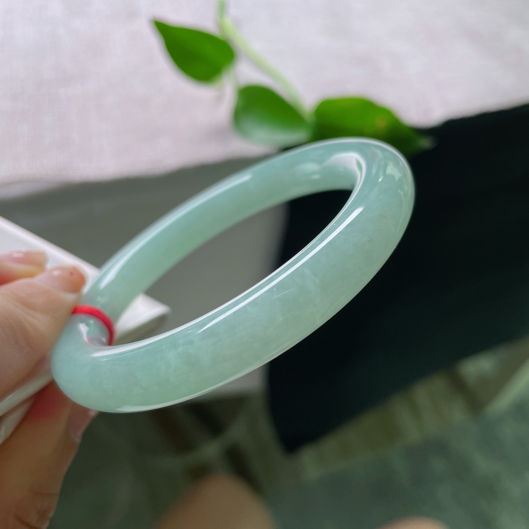55.8/10，蓝底圆条，水润细腻，满色匀称，佩戴温柔显气质，晶体，无裂